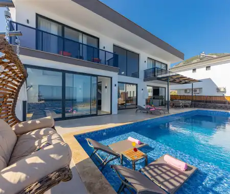 Villa Celebrity, Kalkan Ulugöl bölgesinde yer alan 2 yatak odalı 4 kişi konaklama kapasitesine sahip tatil villlası.